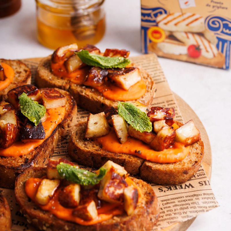 Crostini di Halloumi Kionas alla Cannella con Hummus di Peperoni