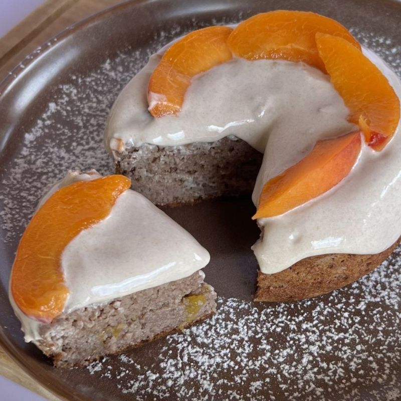 Tortino di avena con yogurt greco al gusto Sachertorte