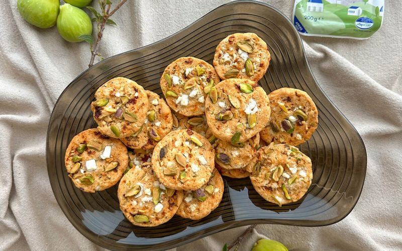 Cookies salati con feta pistacchi e pomodori