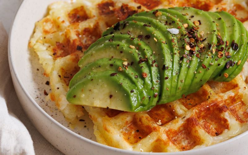 Waffle salati con Halloumi DOP Kionas, patate e avocado