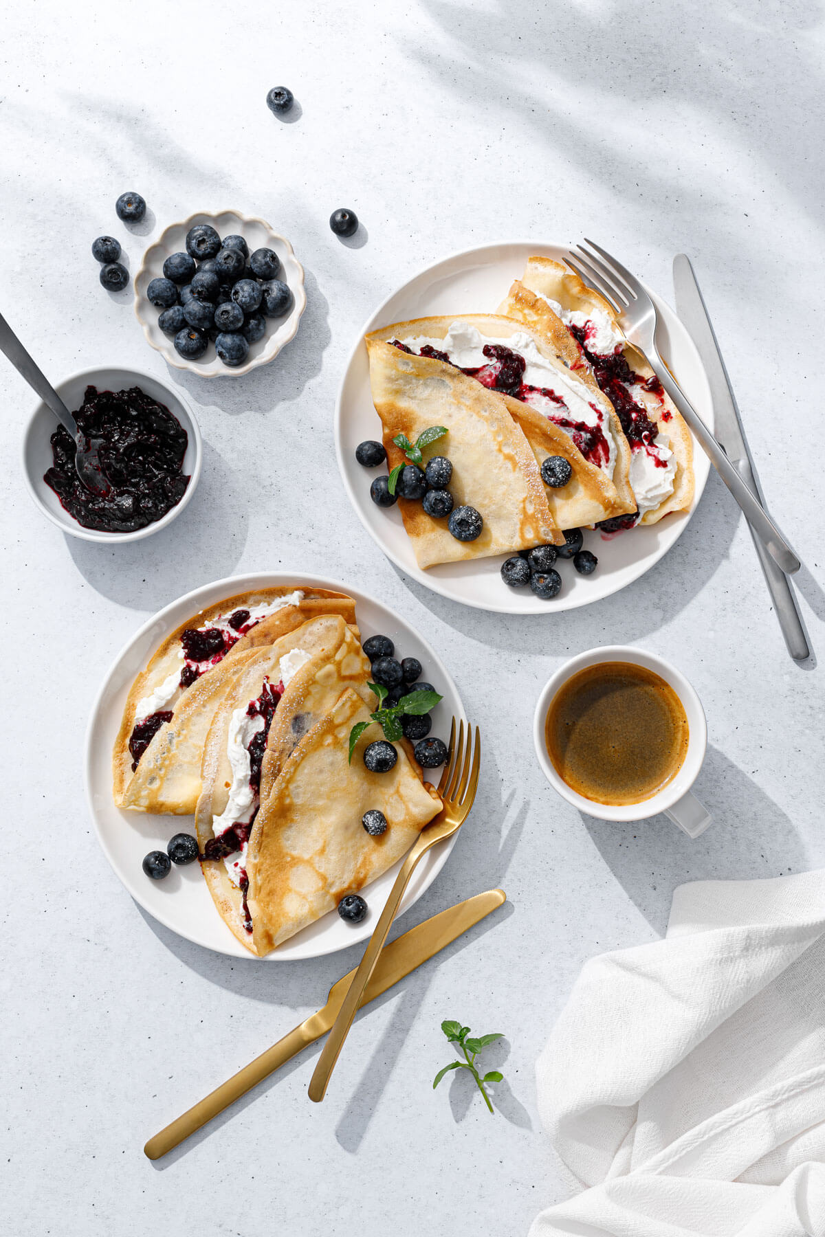 Crepes Ripiene di Yogurt Greco e Purea di Mirtilli