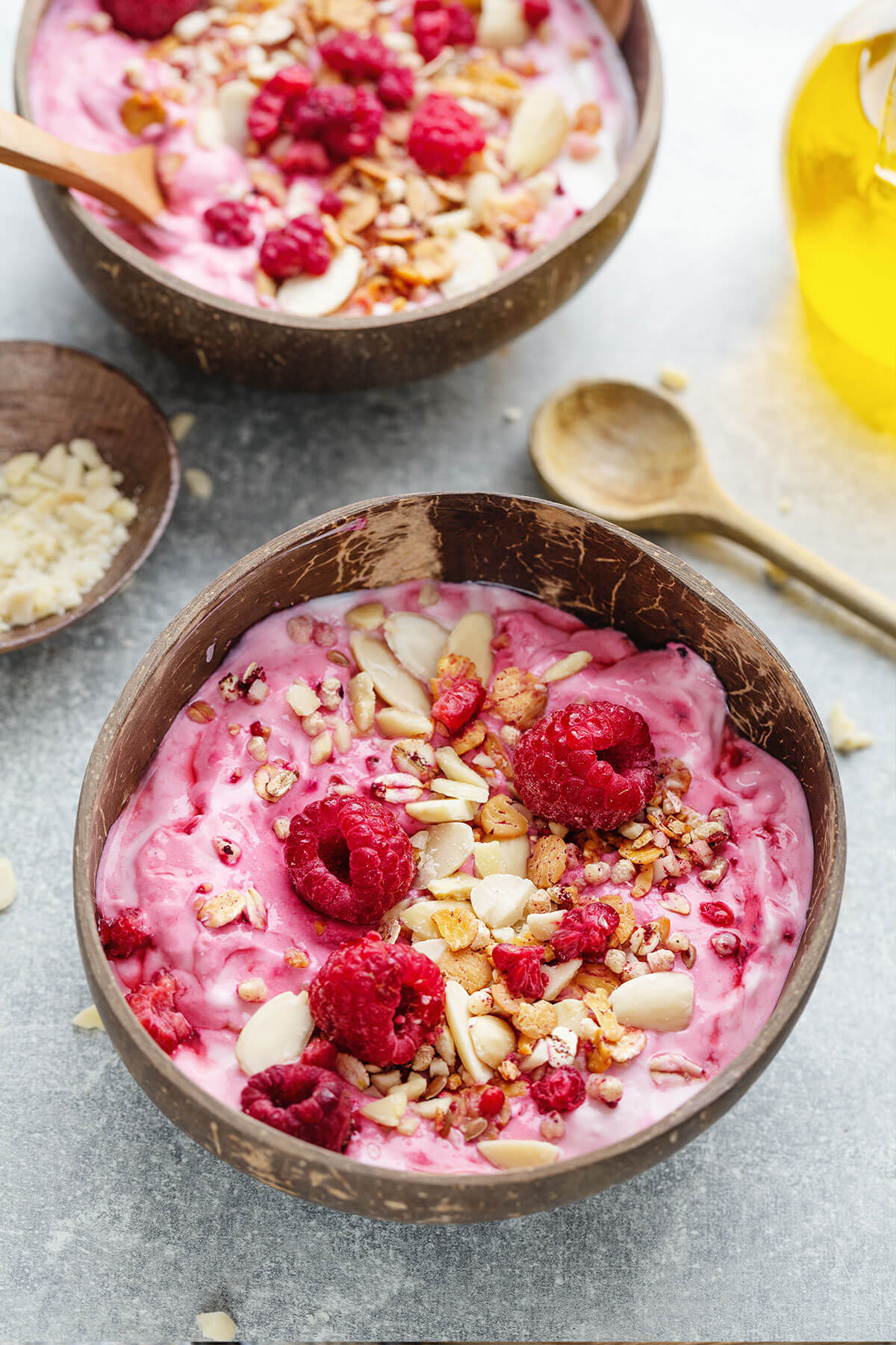 Fruit bowl energetica: Yogurt Greco con lamponi, noci, mandorle e farro soffiato