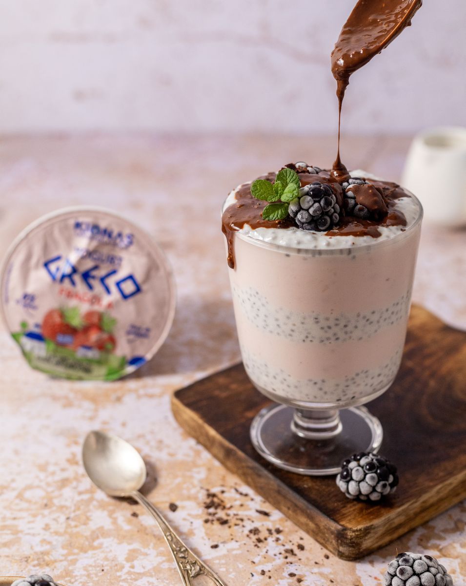 Chia pudding con yogurt greco alle fragole