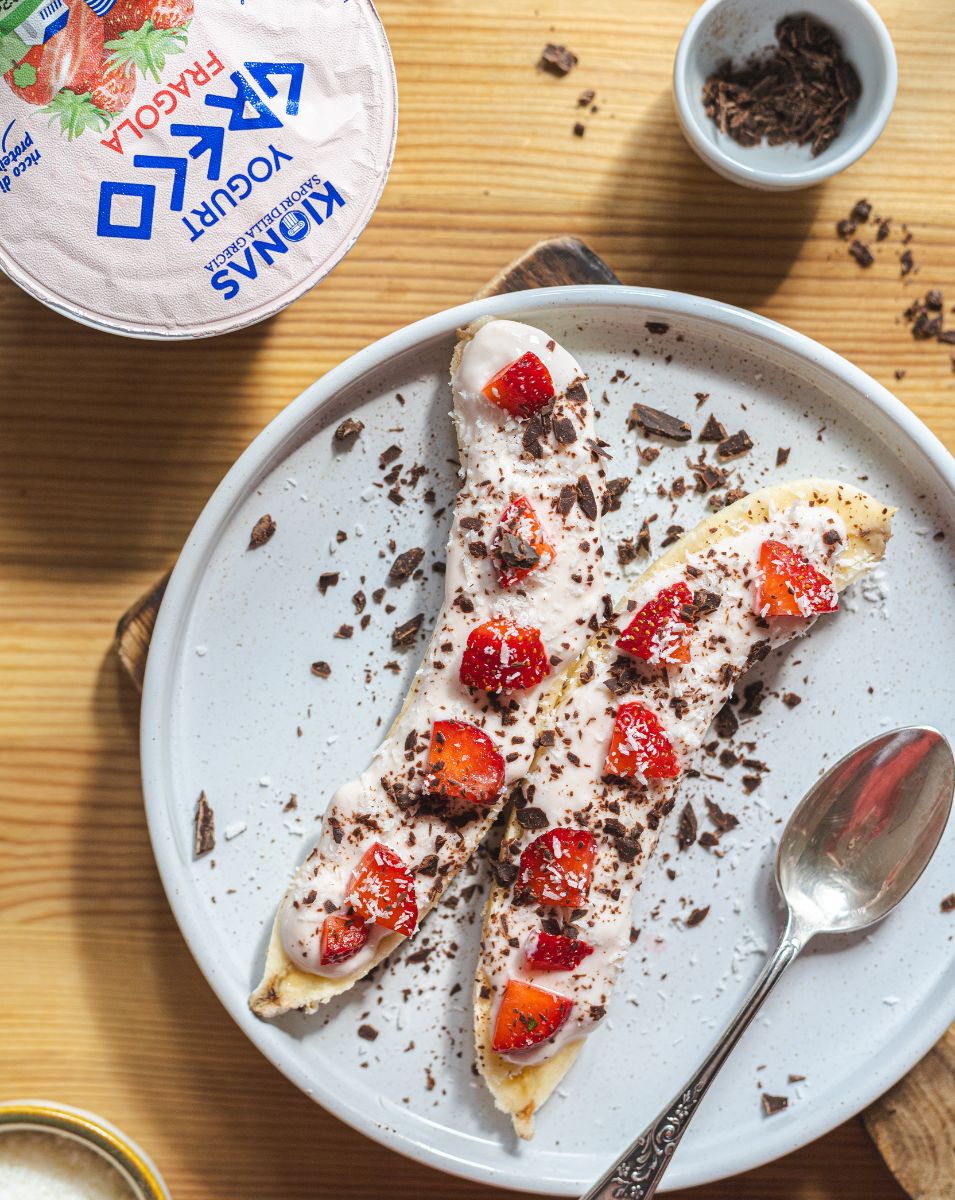 Banana Split con yogurt alla fragola, cioccolato e cocco