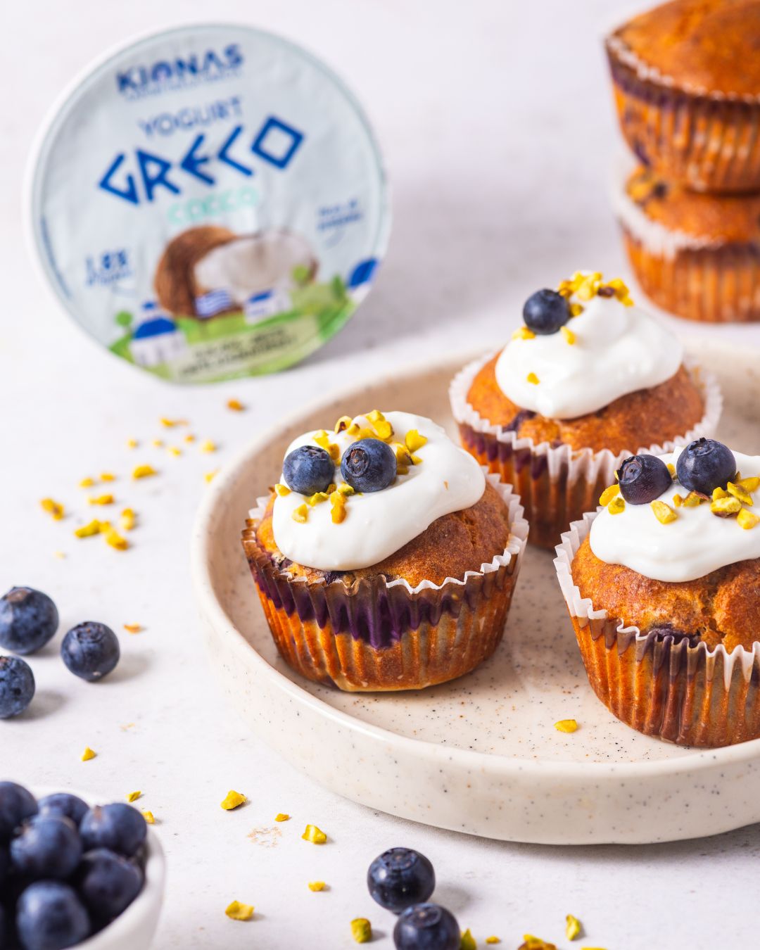 Muffin ai mirtilli e yogurt greco al cocco