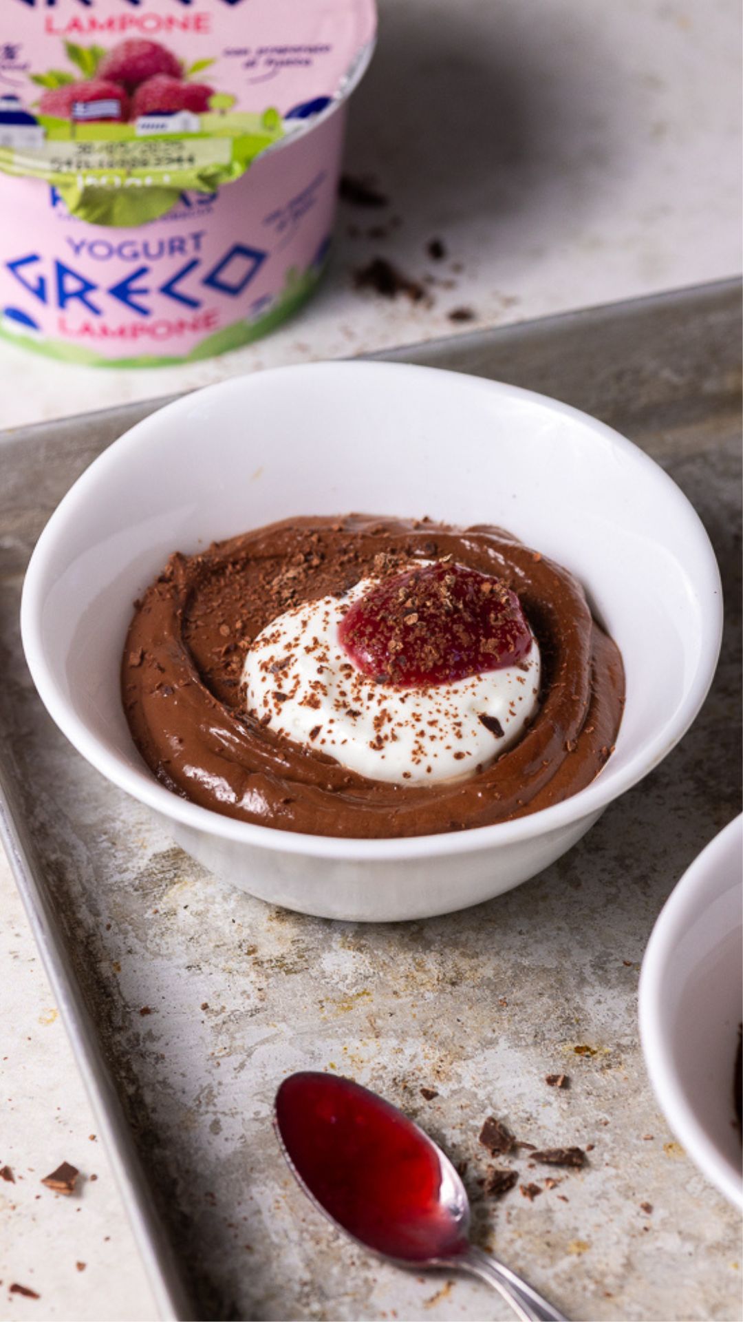 Mousse al cioccolato e yogurt greco al lampone