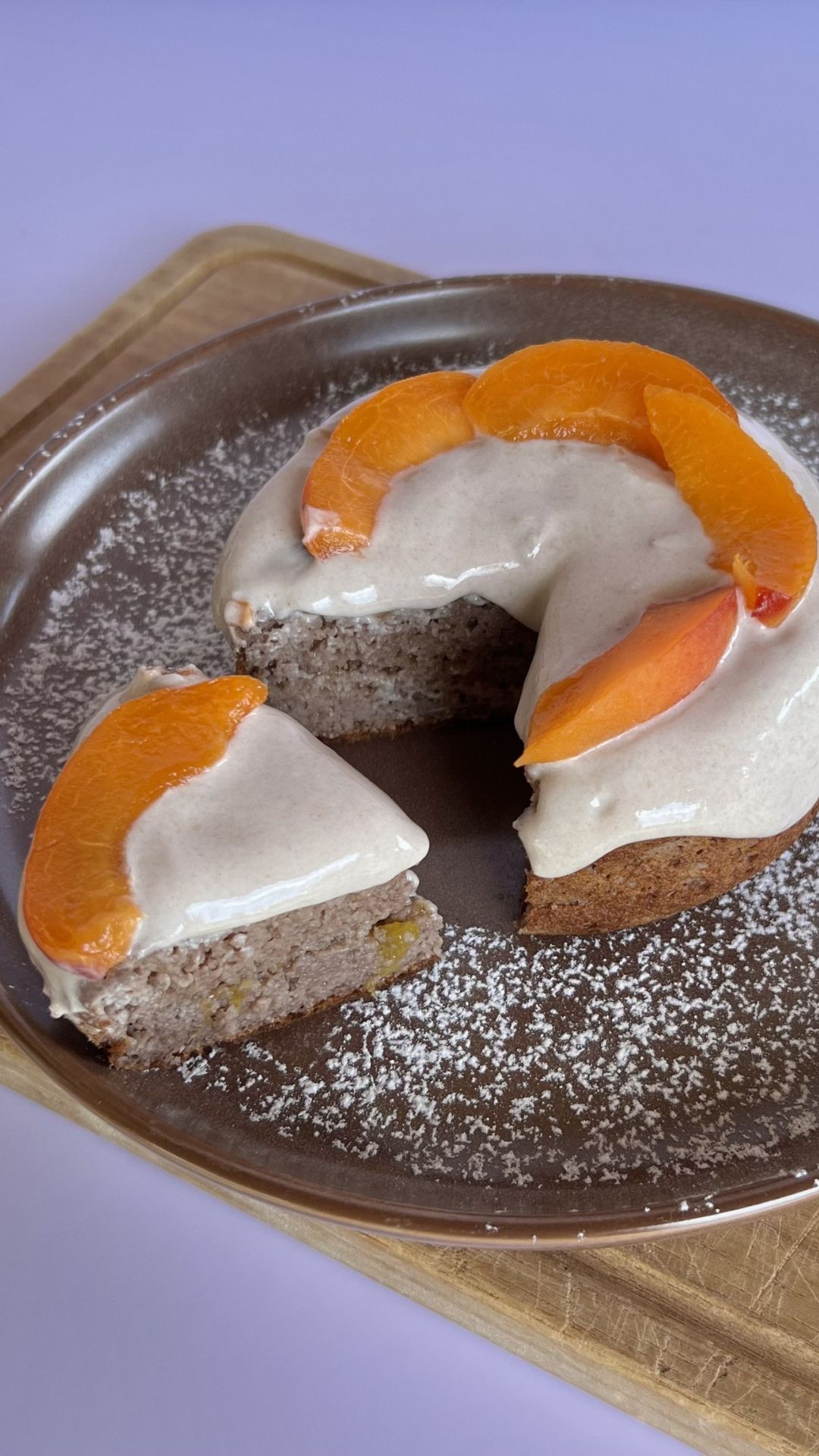 Tortino di avena con yogurt greco al gusto Sachertorte