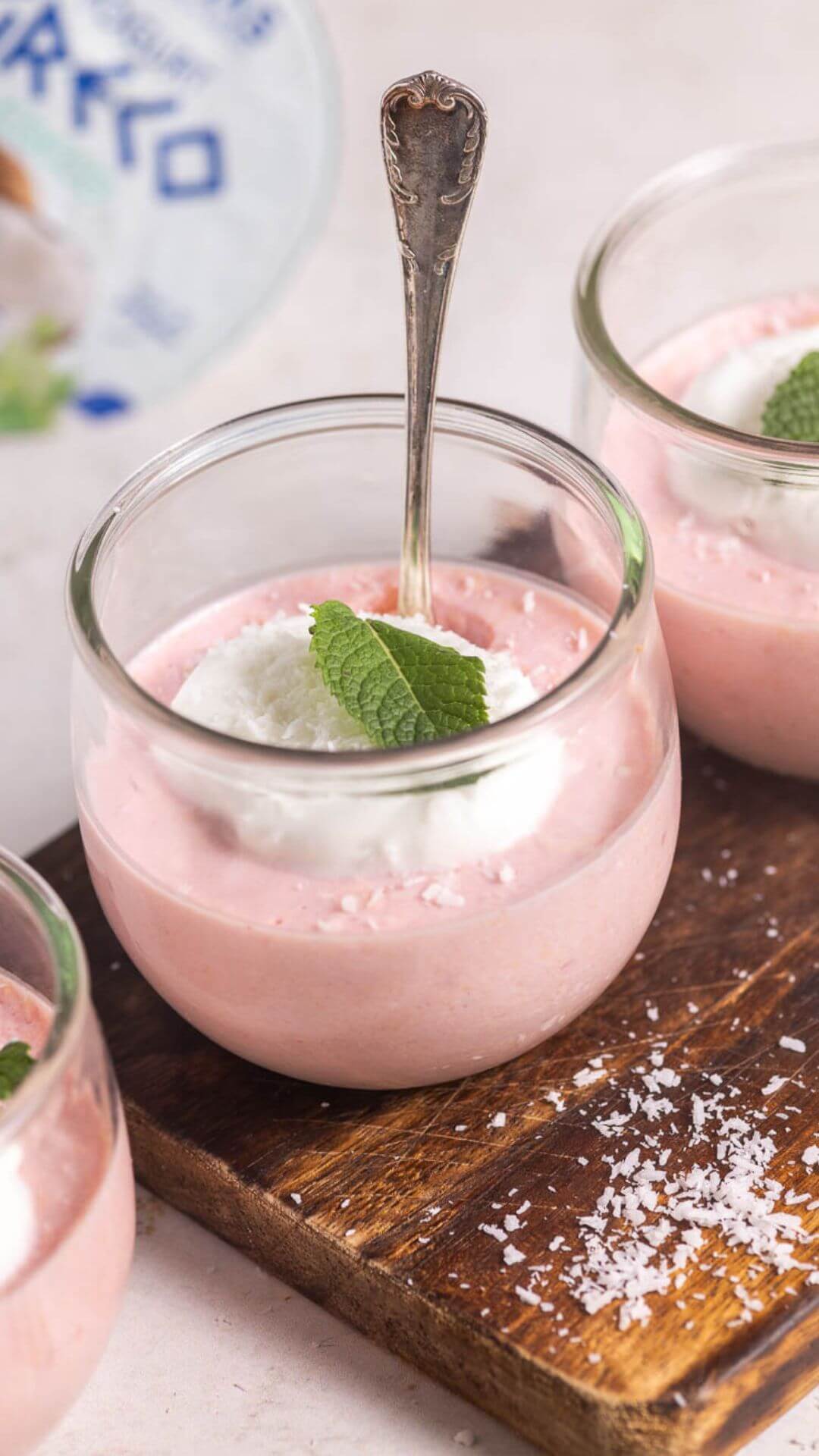 Pudding all’anguria e yogurt greco al cocco