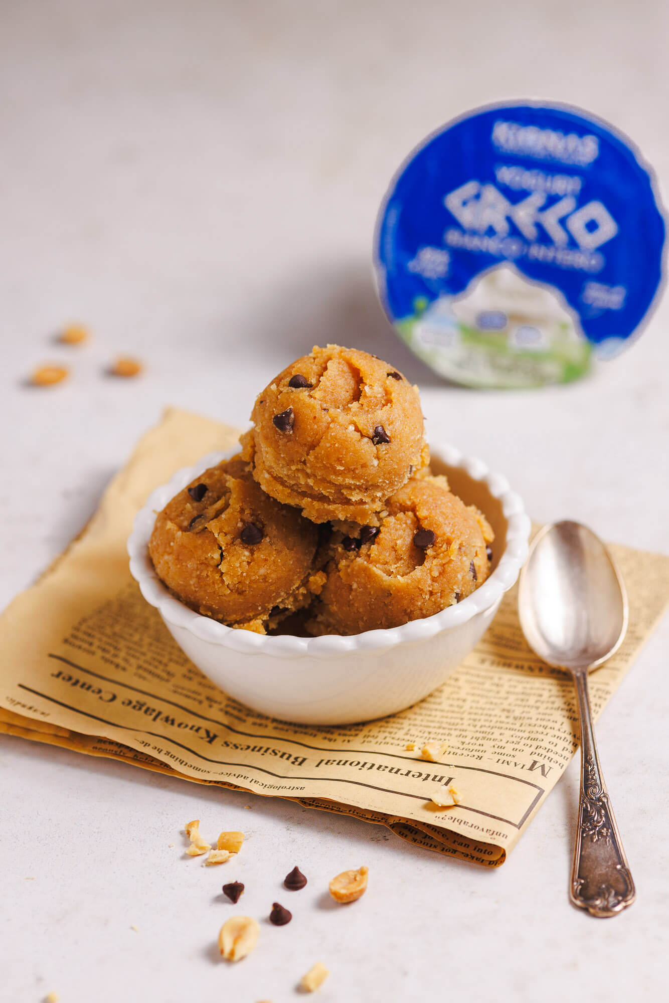 Cookie dough con yogurt greco, burro di arachidi e cioccolato fondente