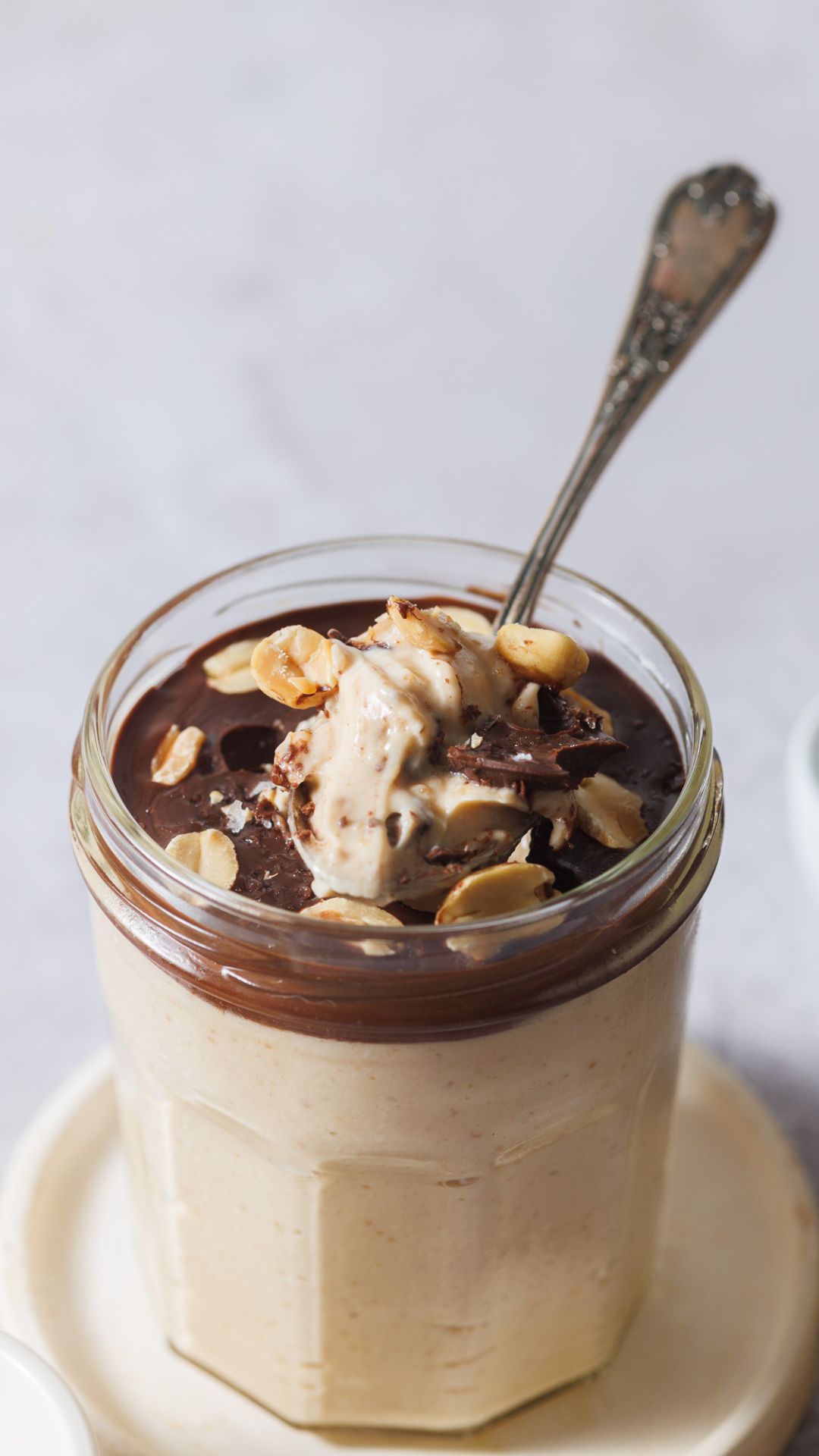 Budino di yogurt greco con burro di arachidi e cioccolato fondente