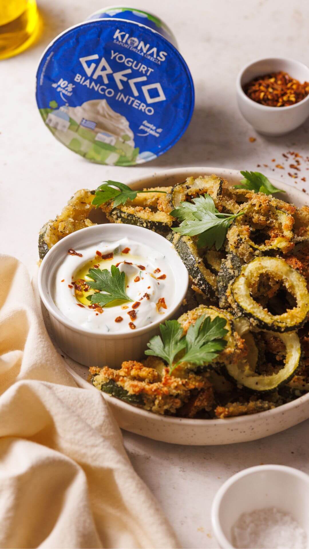 Anelli di zucchine al forno con salsa allo yogurt greco