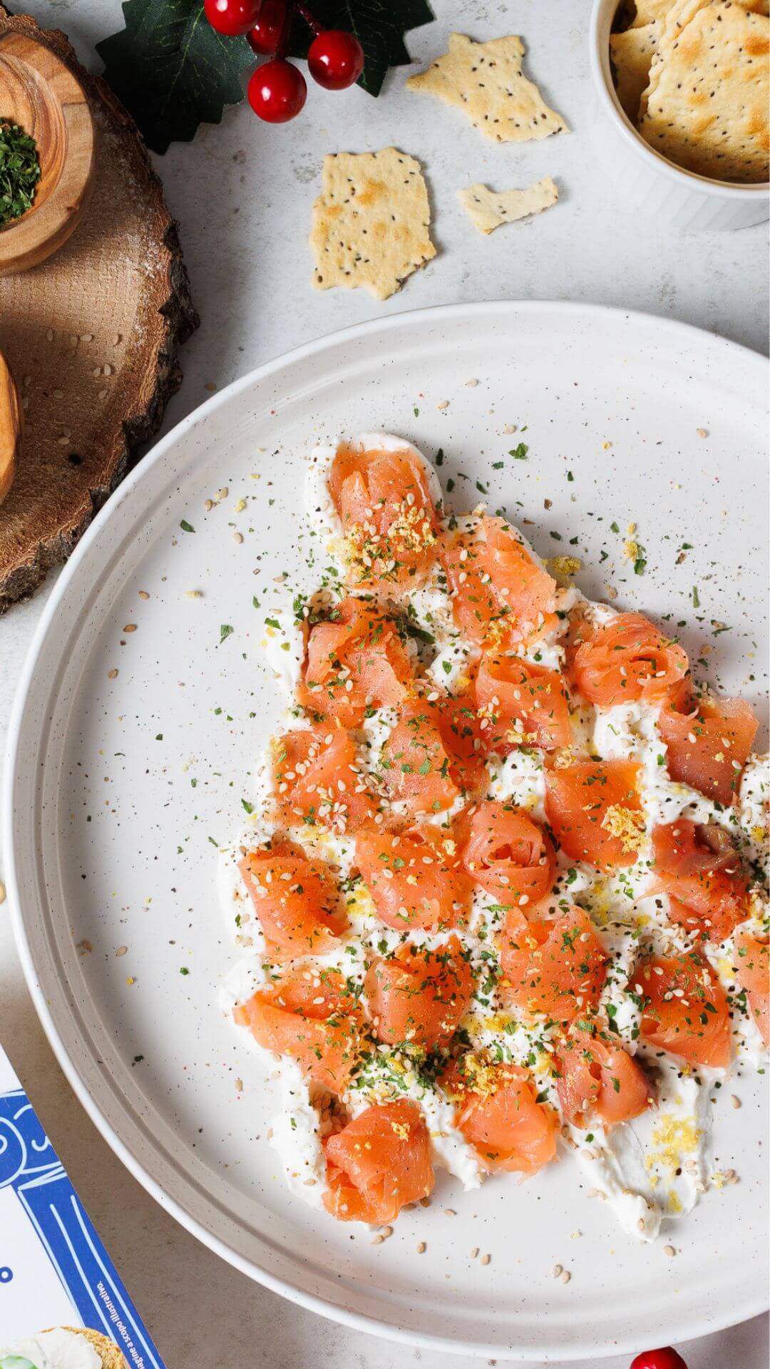 Antipasto di Natale con salmone e spalmabile con feta