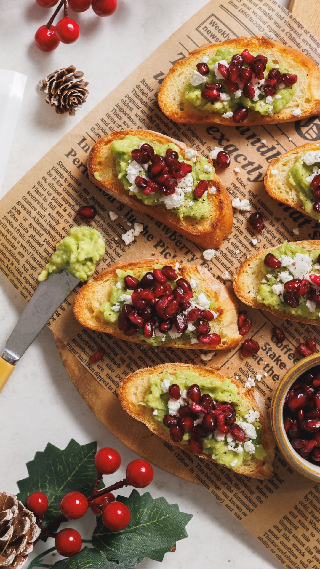 Crostini natalizi con avocado, formaggio greco light e melograno