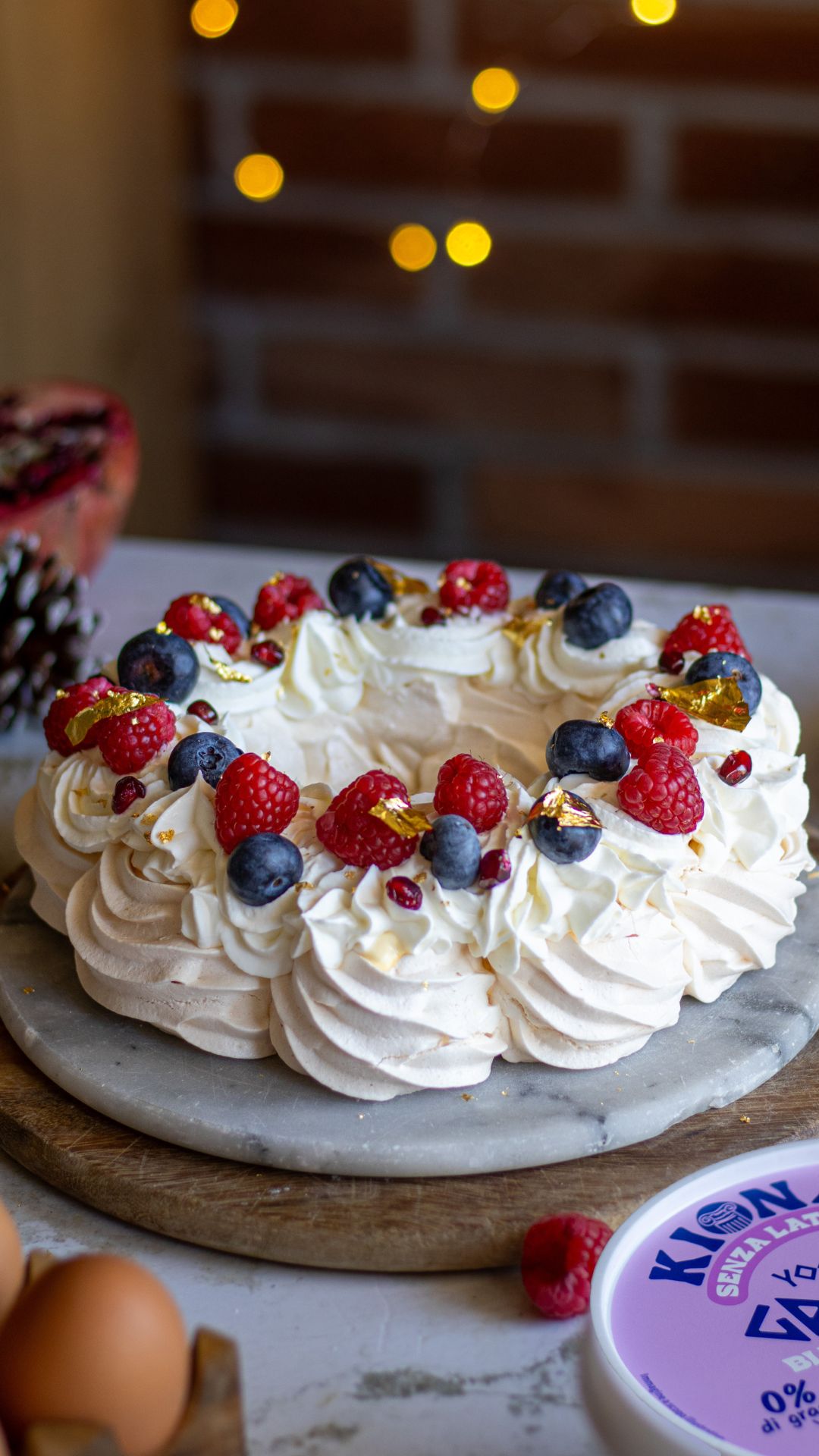 Pavlova con crema allo yogurt senza lattosio e frutti di bosco