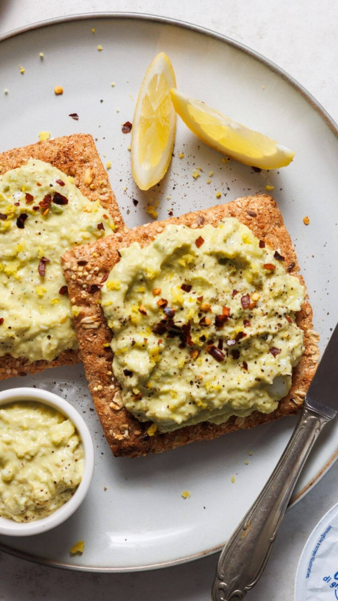 Avocado toast con uova e yogurt greco