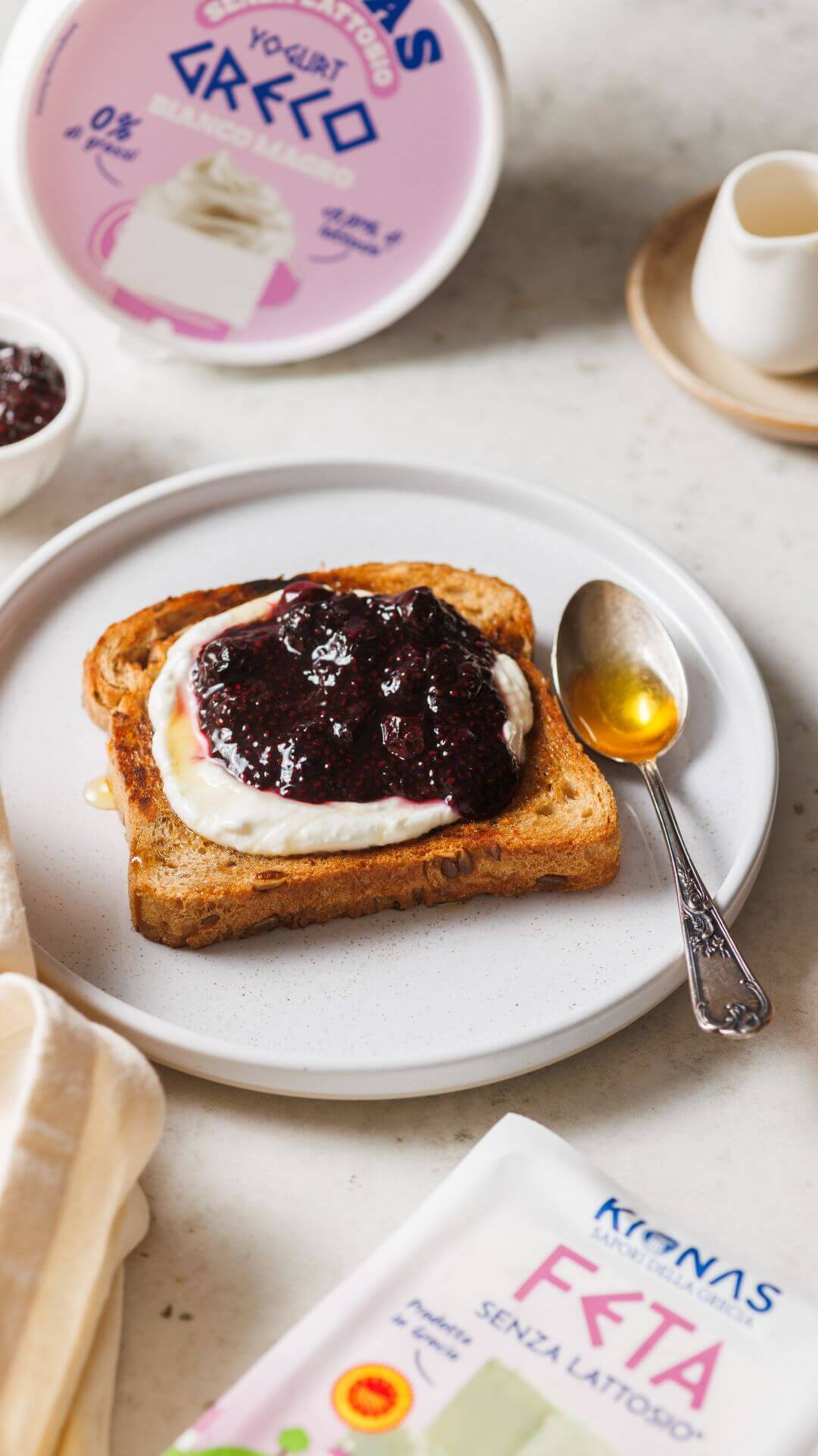 Crema di feta dolce con marmellata di mirtilli