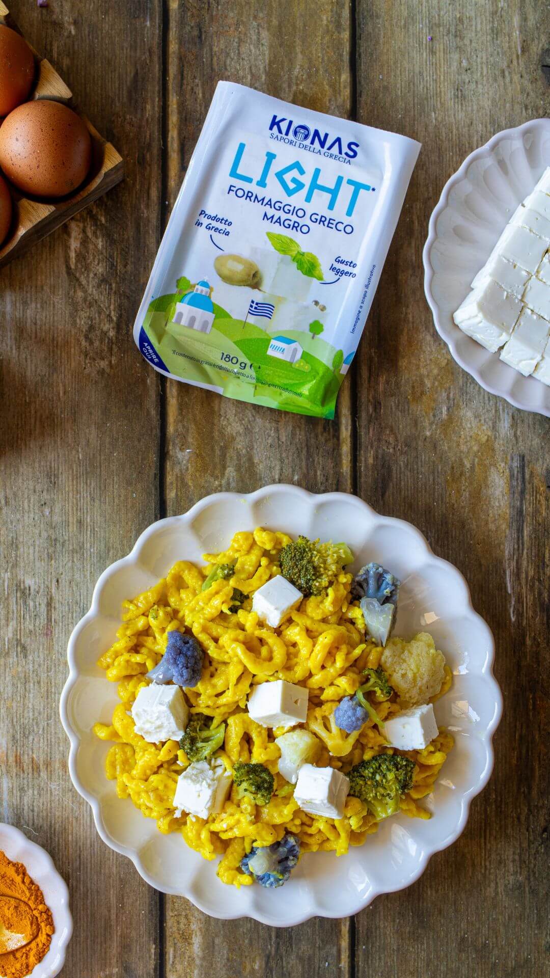 Spätzle alla curcuma con verdure invernali e formaggio greco light