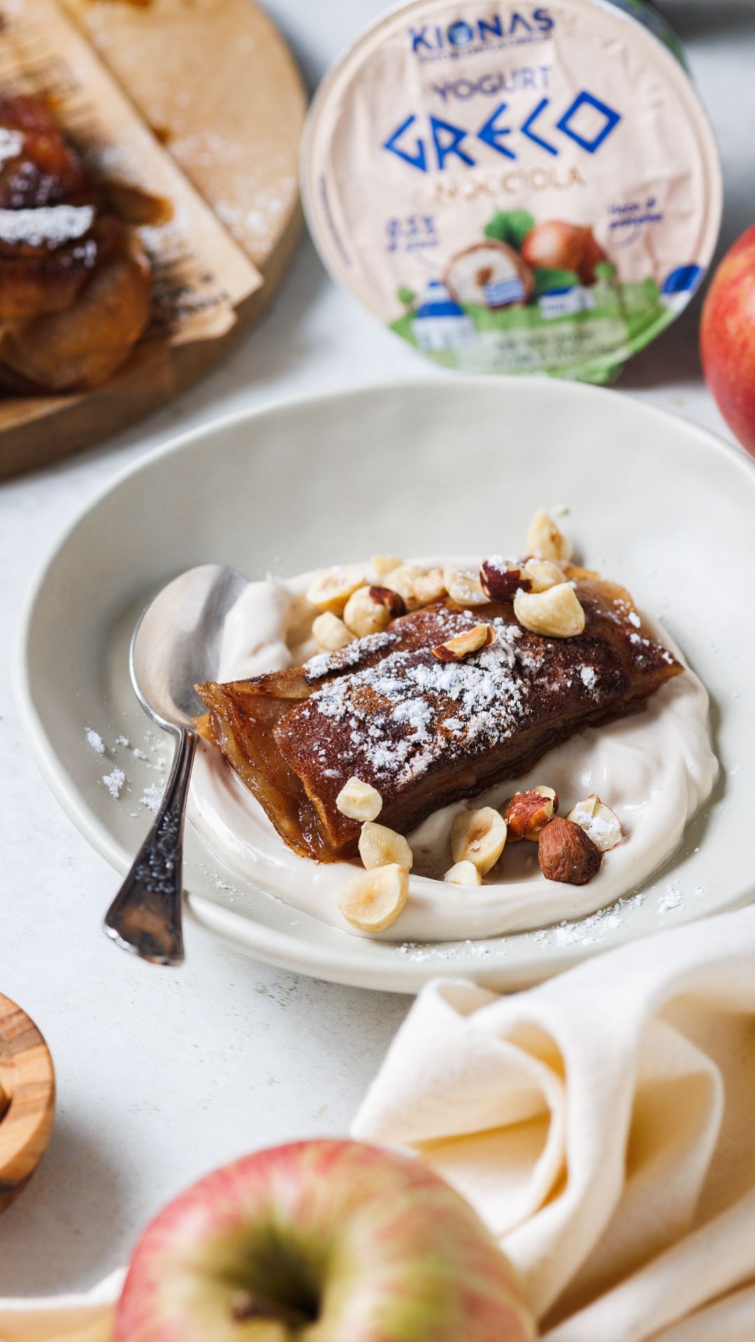 Torta invisibile alle mele con yogurt greco alla nocciola