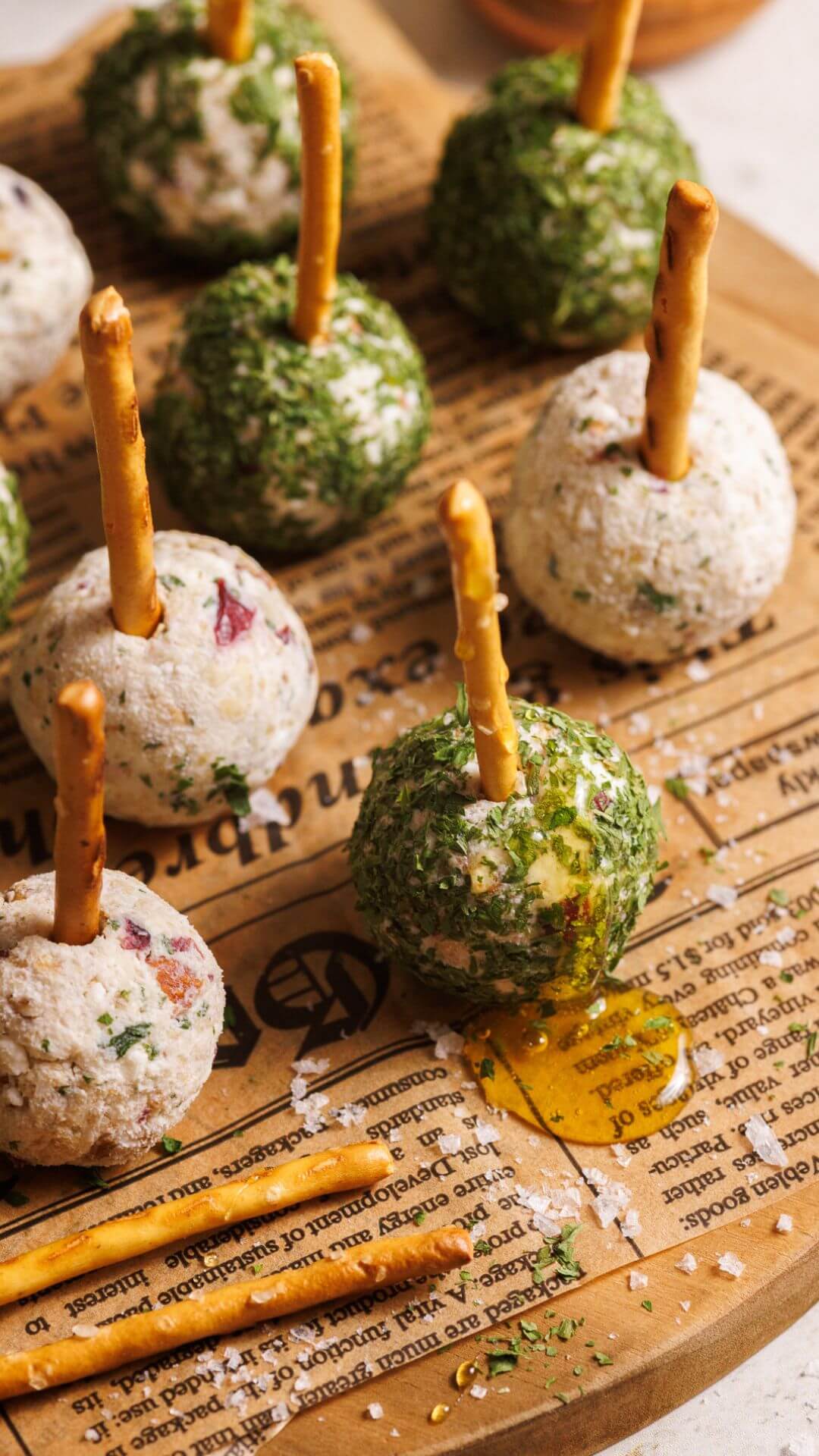 Cheese balls di spalmabile con feta, frutta secca e miele