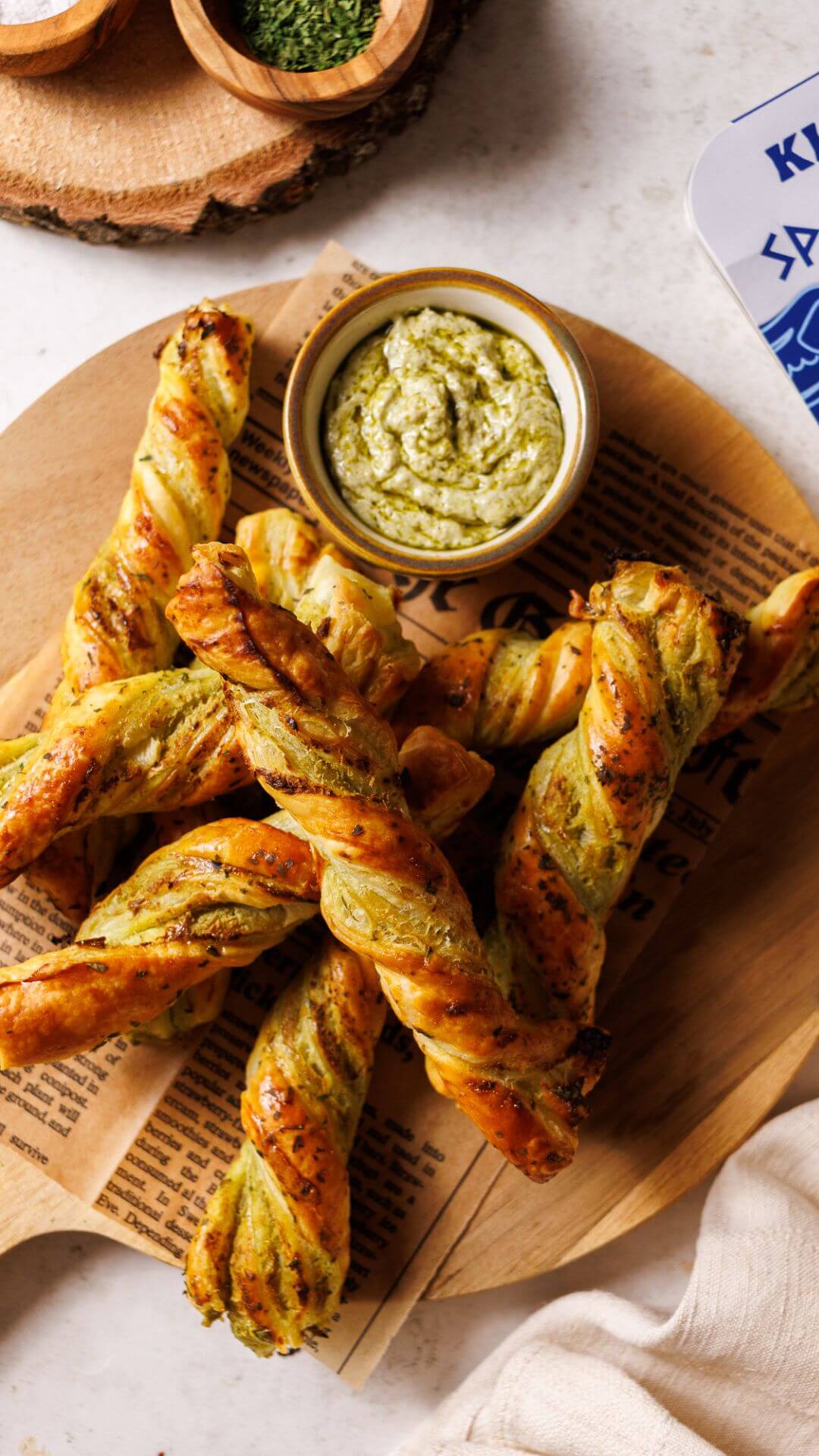 Twist di pasta sfoglia con pesto e spalmabile con feta