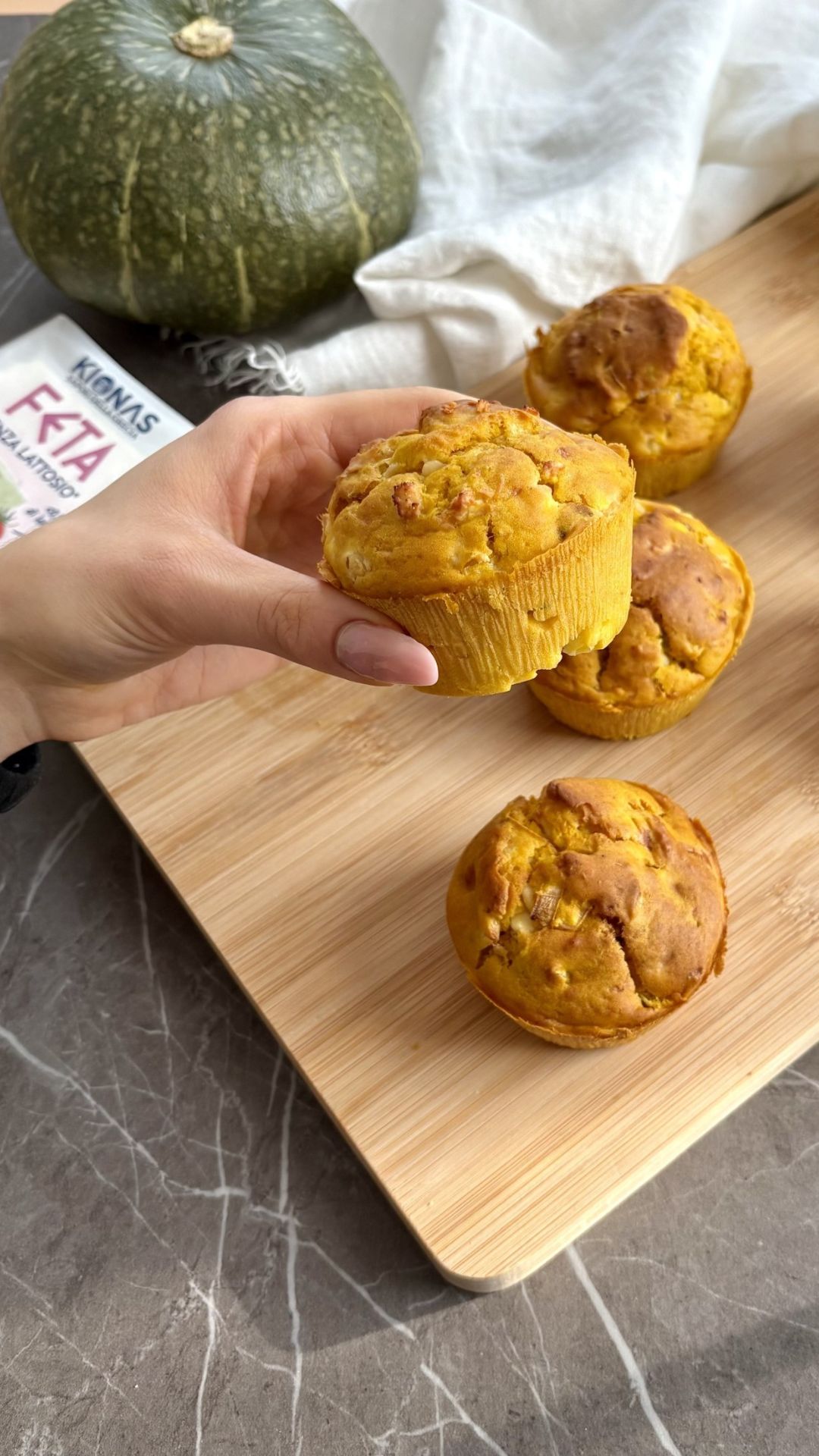 Muffin salati con feta, zucca e porro