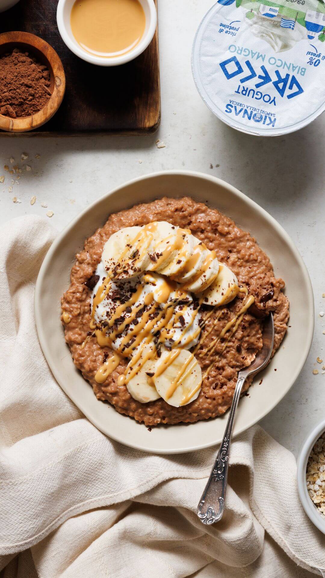 Porridge al cioccolato con banana, yogurt greco e burro di arachidi