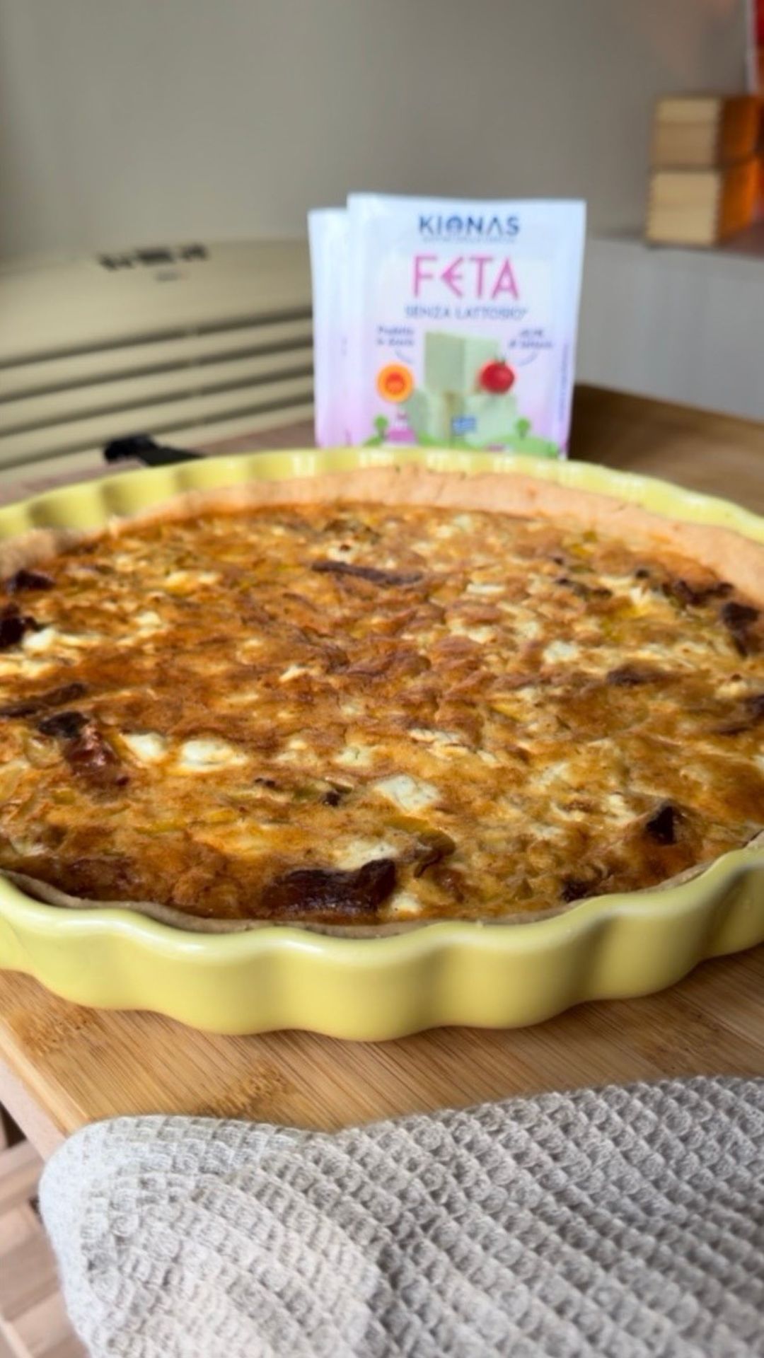 Torta salata senza lattosio con feta, pancetta e porro