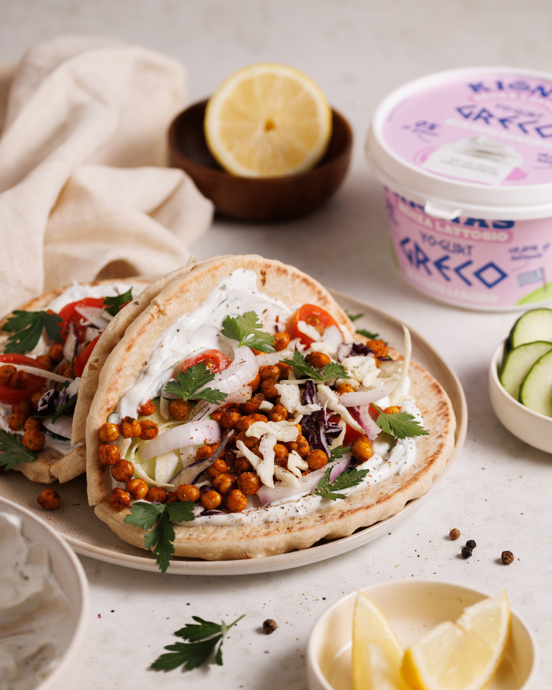 Pita con Yogurt Greco alle erbe e ceci croccanti