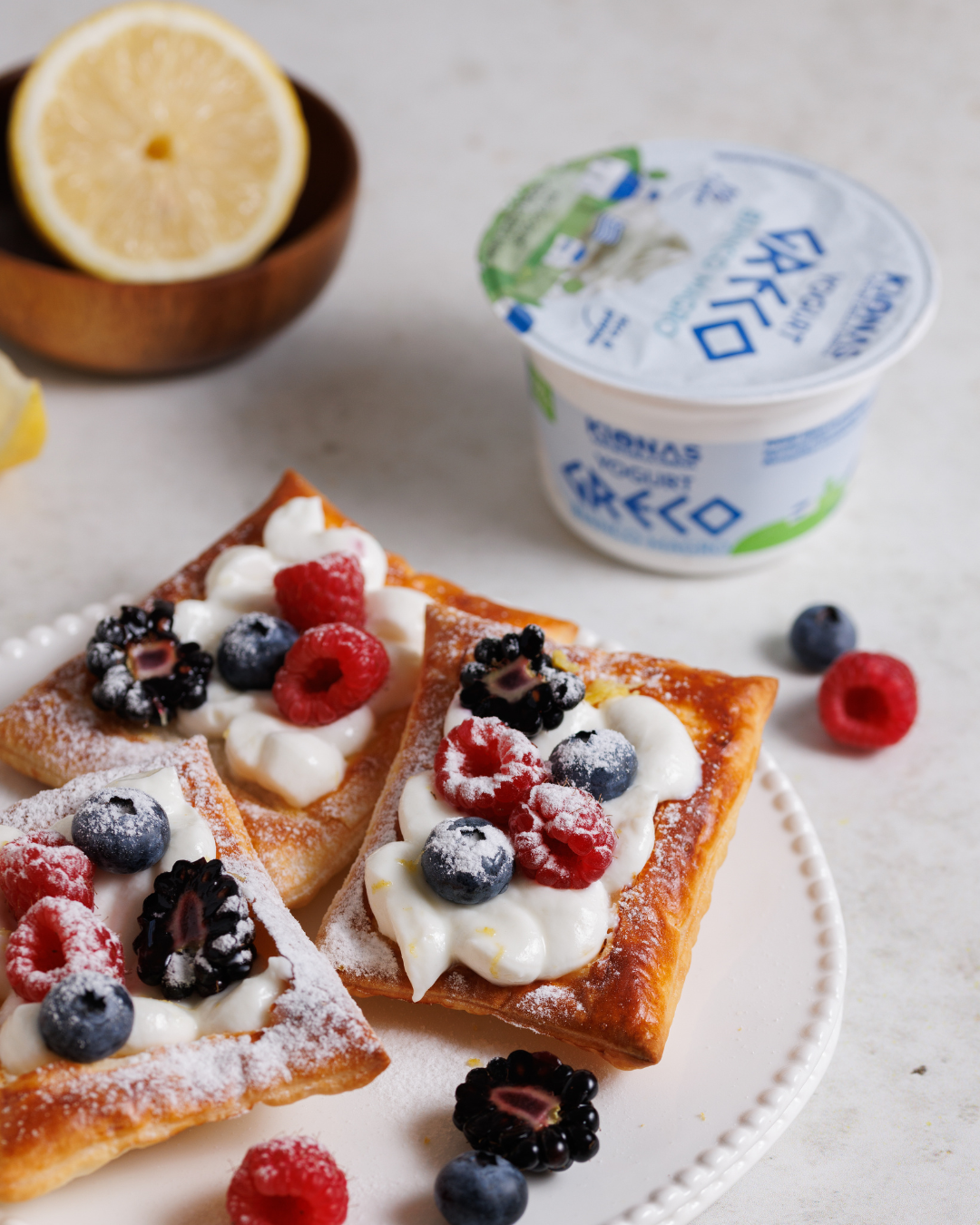 Sfogliatine di yogurt con frutti rossi e limone