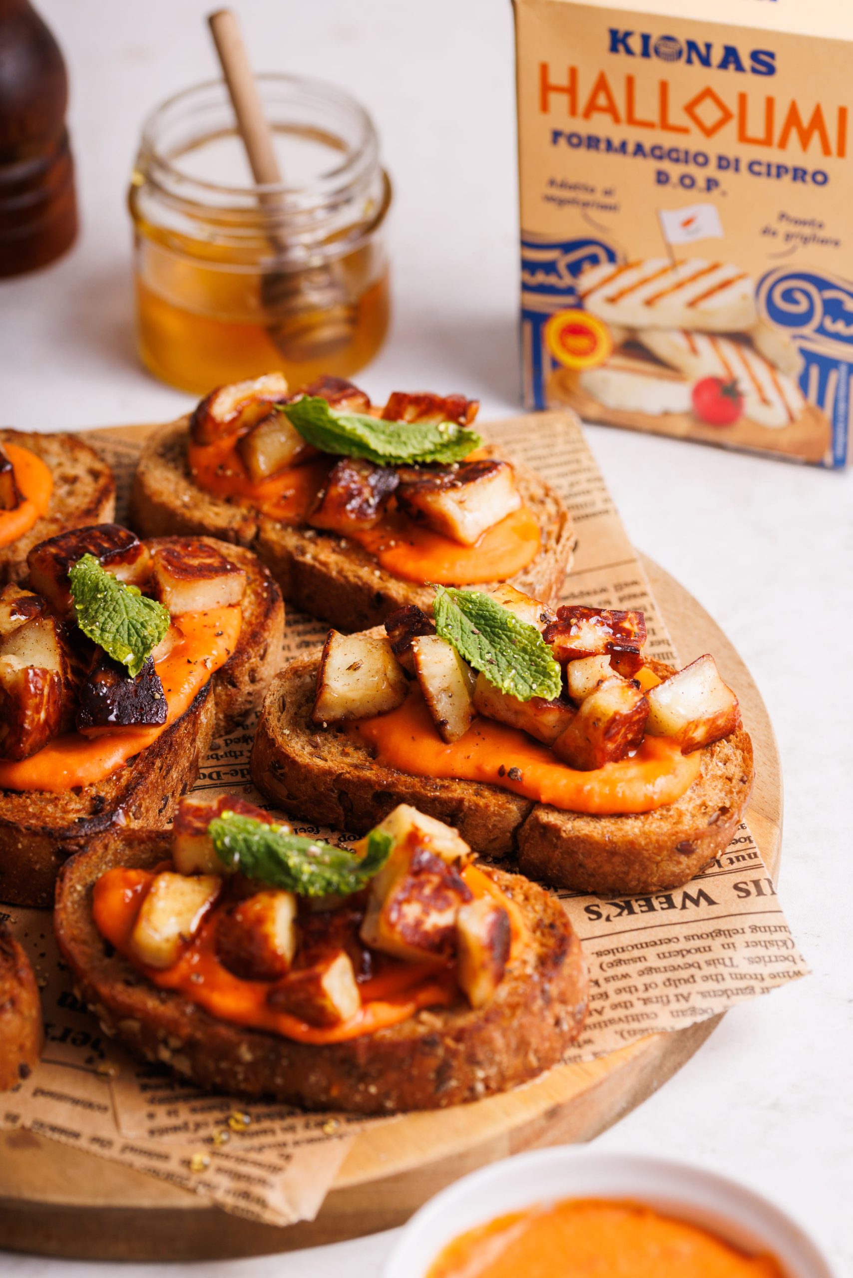 Crostini di Halloumi Kionas alla Cannella con Hummus di Peperoni