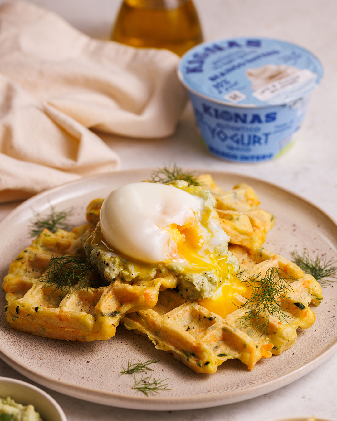 Waffle salati con uovo pochè e avocado