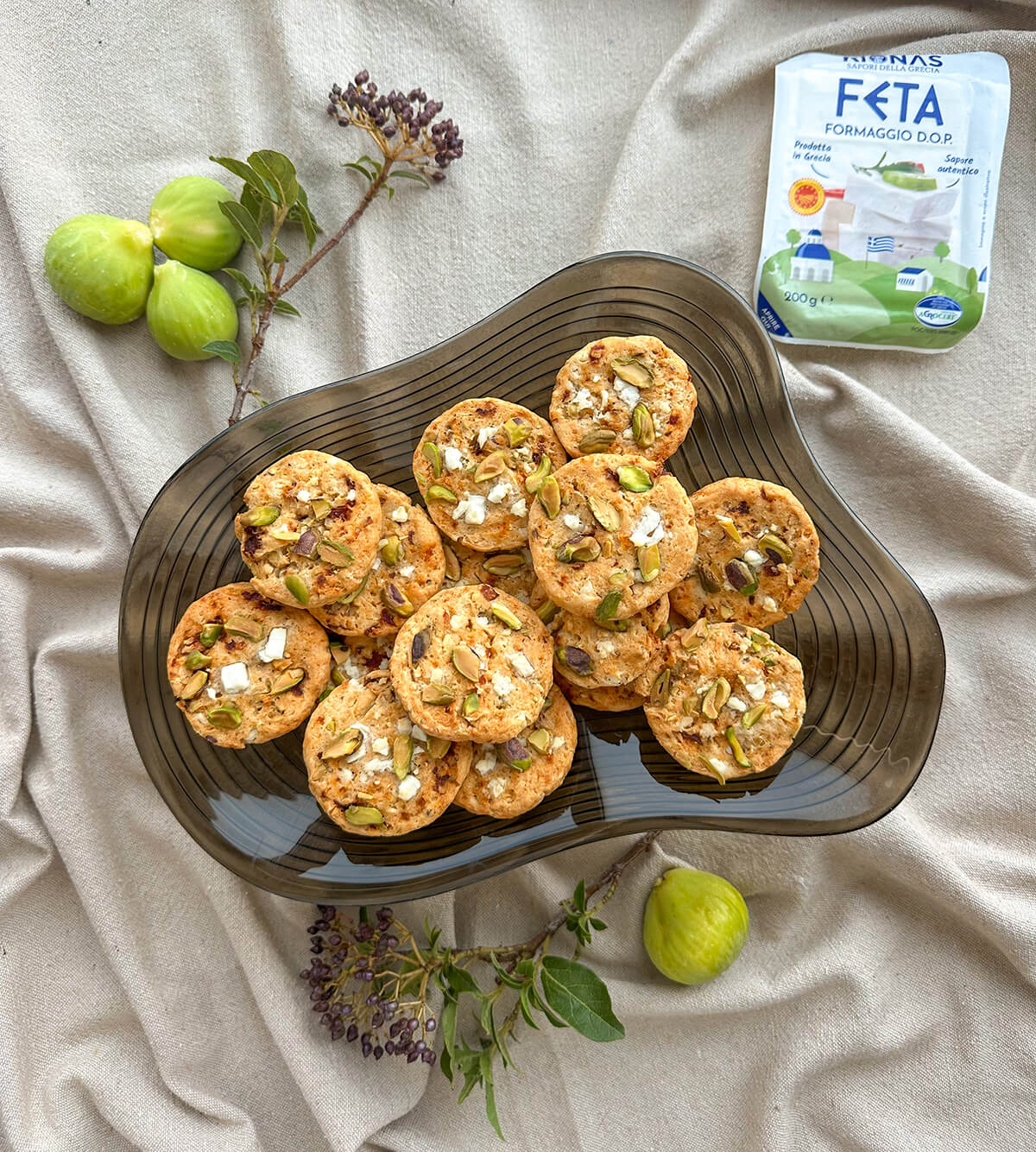 Cookies salati con feta, pistacchi e pomodori secchi