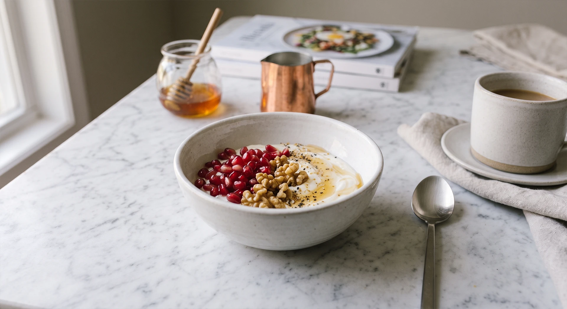 Yogurt Bowl Proteica alla Vaniglia con Melograno, Miele e Noci